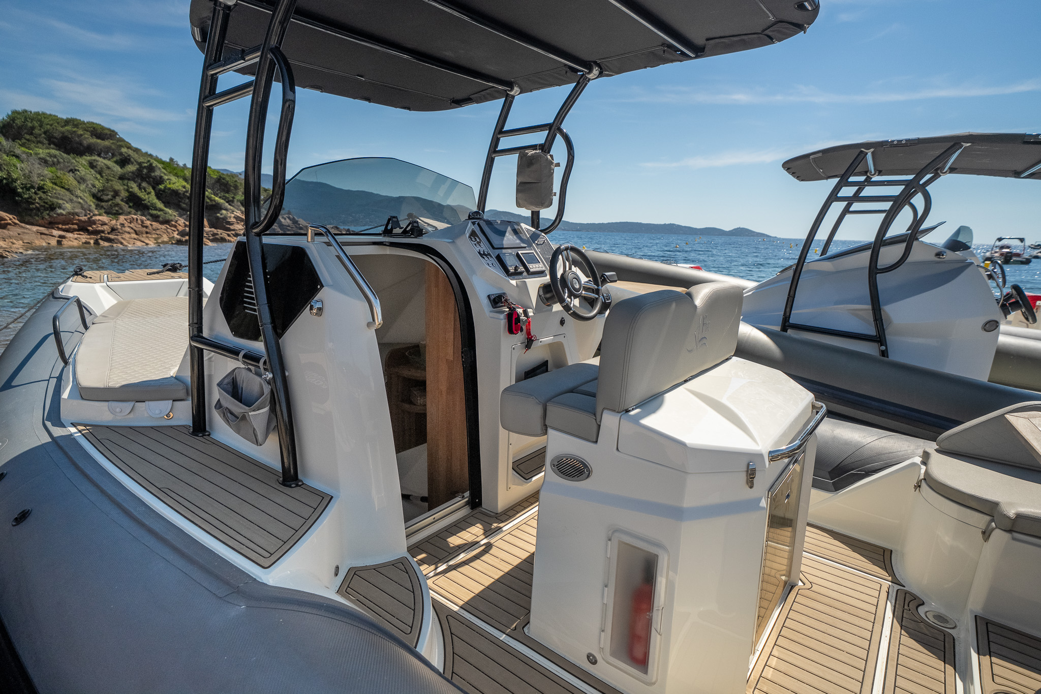 ALTORE 900 CABINE - console et T-top